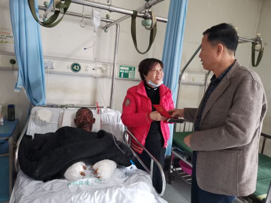 慈善总会慰问火灾困难户